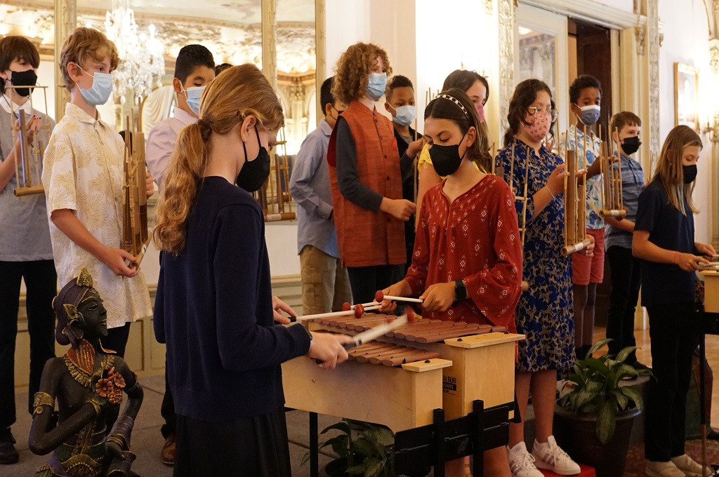 Murid SD di Washington DC antusias memainkan angklung. (Kemenlu RI)