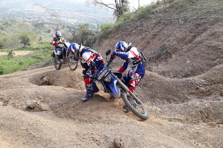 Langkah-Langkah Mendirikan Motor yang Terjatuh Saat Di Jalur Offroad