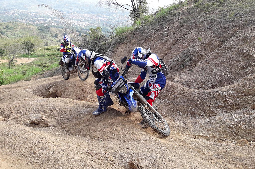 Jangan asal mendirikan motor yang terjatuh saat sedang melewati jalanan offroad. Yamaha