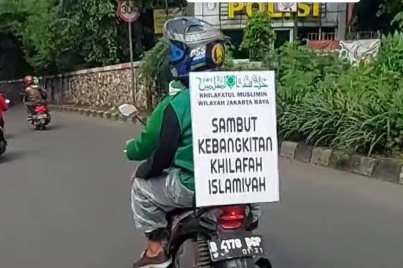 Ilustrasi--Tangkapan layar rombongan pengendara sepeda motor membawa atribut khilafah saat melintas di Cawang, Jakarta, Minggu (29/5/2022). ANTARA/Twiter/@miduk17/Yogi Rachman