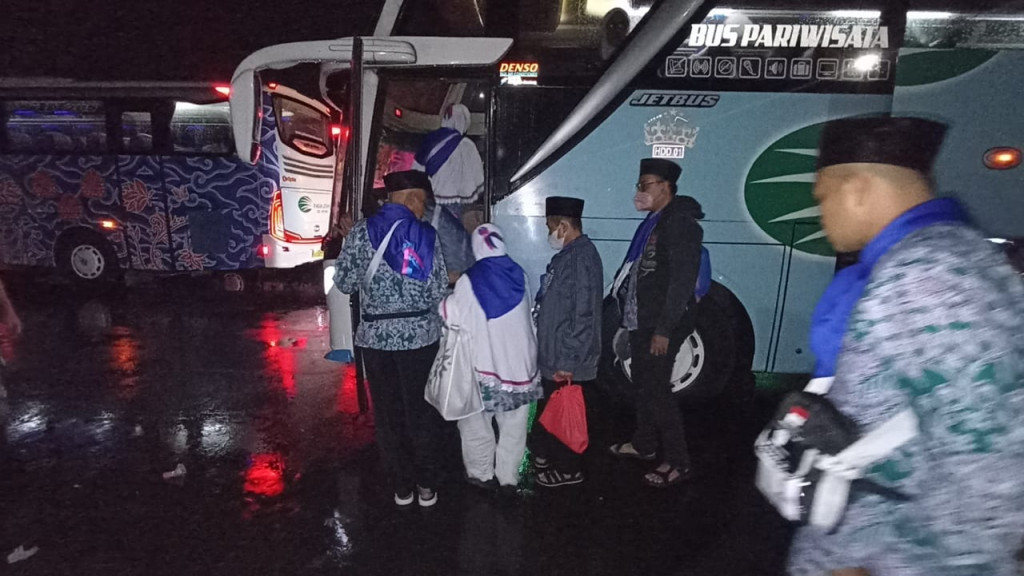 Calon jemaah haji kloter 1 asal Kabupaten Bandung berangkat menggunakan bus menuju asrama haji di Bekasi pada Senin, 6 Juni 2022 malam.