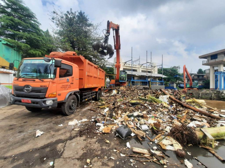 Hujan Deras, Volume Sampah di Pintu Air Manggarai Meningkat