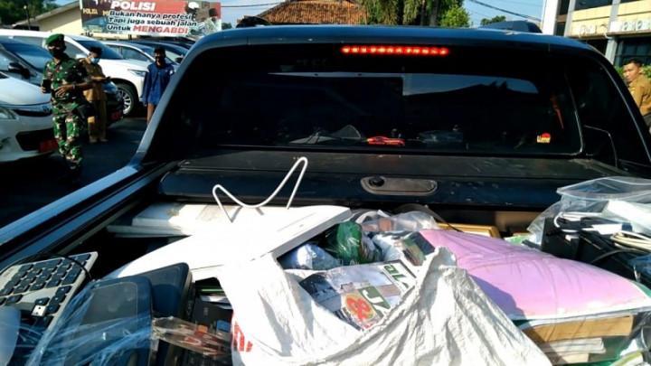 Polisi Sita Buku dan Komputer dari Kantor Pusat Khilafatul Muslimin di Bandar Lampung