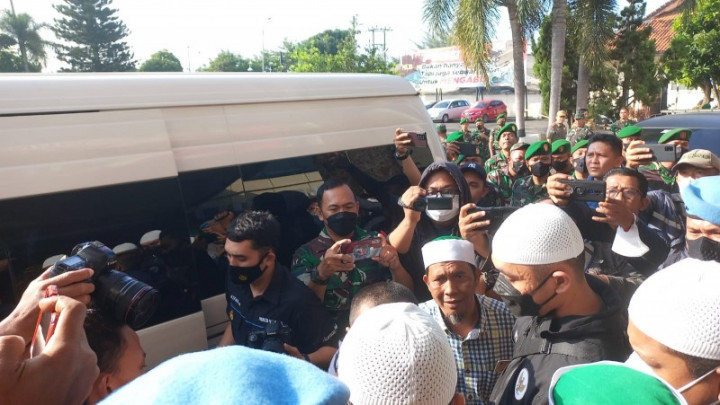 Pengikut Ancam Pertaruhkan Nyawa Jika Kantor Pusat Khilafatul Muslimin Disegel