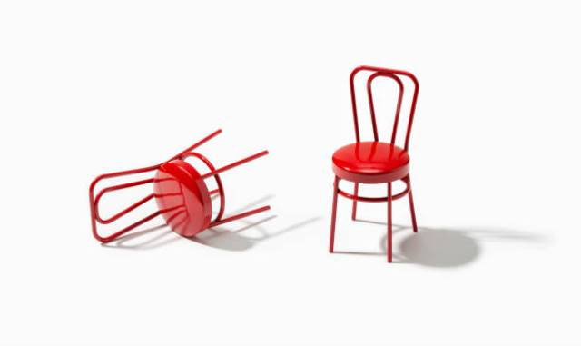 Berhenti Bercanda Tarik Kursi, Bisa Lumpuh Akibatnya!