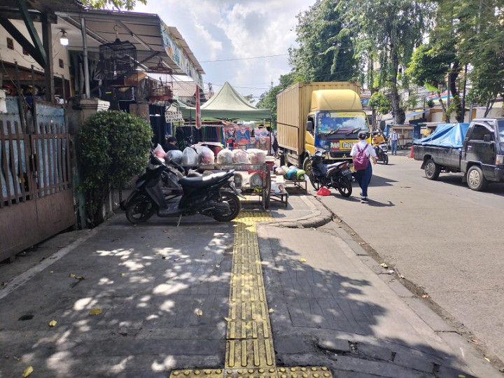 Pedestrian Dikuasai PKL, Pedagang ke Pejalan Kaki: Itu Jalan Raya Masih Luas