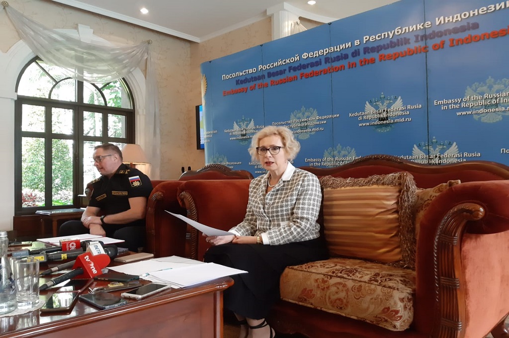 Dubes Rusia untuk Indonesia Lyudmila Vorobieva (kanan) dalam jumpa pers di kediamannya, Jakarta, Rabu, 8 Juni 2022. (Medcom.id/Marcheilla Ariesta)