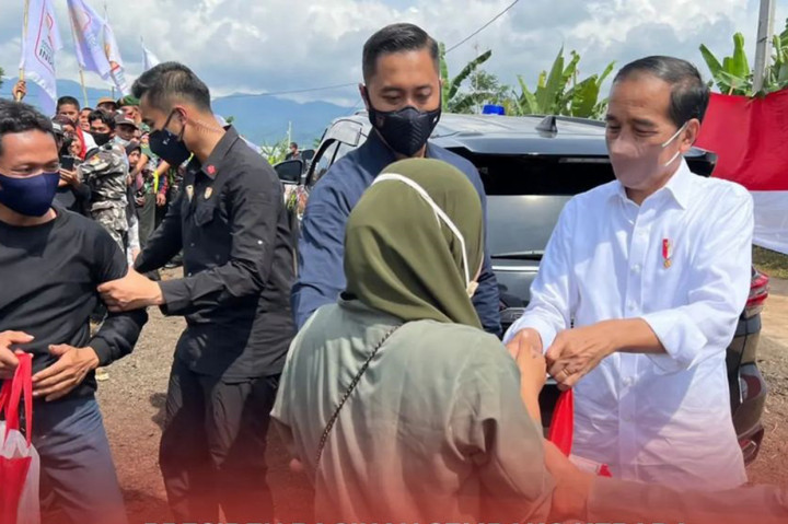 Jokowi Bagikan Sembako kepada Masyarakat Peserta Syukuran Hasil Bumi