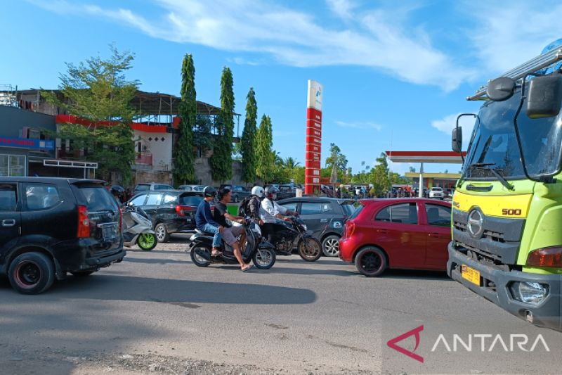 Ratusan kendaraan mengantre di SPBU Simbuang pascaterjadinya gempa bumi berkekuatan 5,8 magnitudo yang mengguncang wilayah Kabupaten Mamuju pada Rabu siang sekitar pukul 13.32 WITA. ANTARA/Amirullah