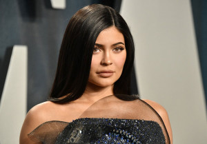 Selain Bikini Motif Payudara, Ini 4 Kontroversi Kylie Jenner