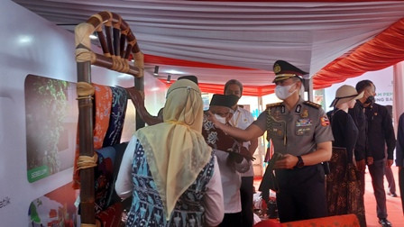 Borong Belasan Batik Cibuluh Bogor, Wapres Tak Lupa Beli untuk Istri