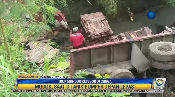 Truk Masuk Sungai Akibat Bemper Depan Copot Saat Diderek