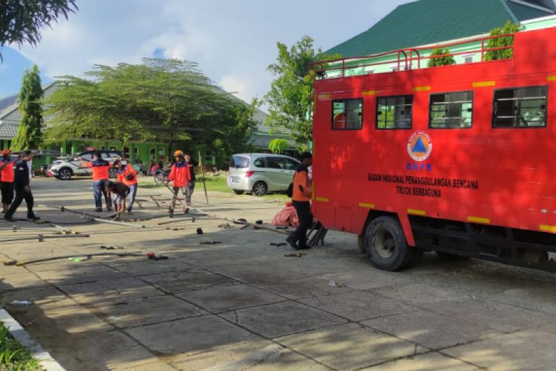  Tim dari BPBD mendirikan tenda darurat di depan RSUD Memuju pascagempa berkekuatan 5,8 magnitudo yang mengguncang wilayah itu pada Rabu siang sekitar pukul 13.32 WITA. ANTARA/HO-
