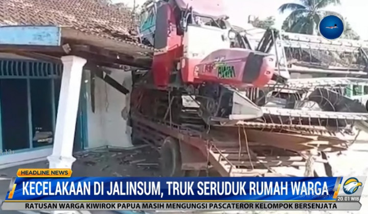 Kecelakaan 2 Truk Hancurkan Rumah Warga di Jalan Lintas Sumatra
