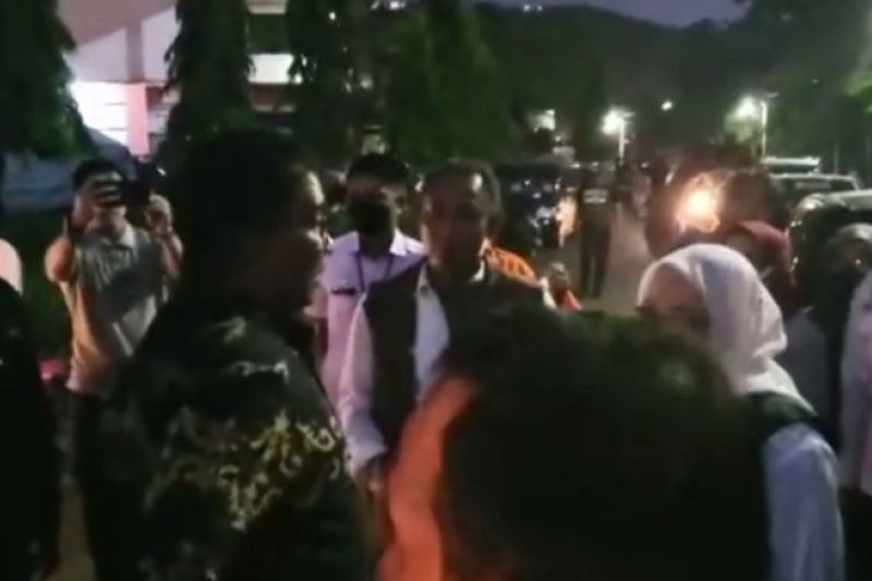 Penjabat Gubernur Sulawesi Barat (Sulbar) Akmal Malik memantau pengunsi gempa berkekuatan 5,8 magnitudo di areal kompleks stadion Manakarra Kota Mamuju, Rabu (08/6/2022) ANTARA Foto/ M Faisal Hanapi