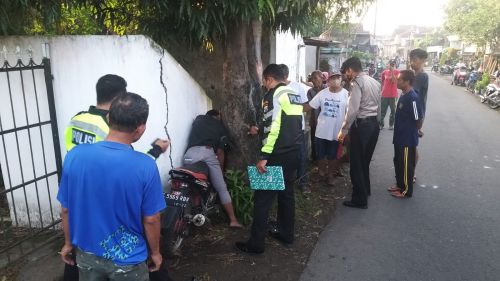Pengendara Mabuk di Tulungagung Tewas Tabrak Tembok Pembatas Makam