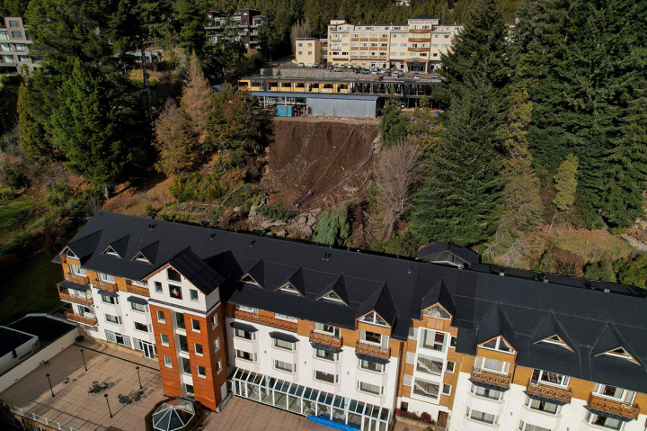 Foto Terpopuler: Longsor Terjang Hotel di Argentina hingga Jokowi Resmikan Masjid At-Taufiq