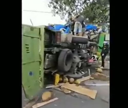 Truk Oleng Tabrak Warung di Malang, 5 Orang Terluka