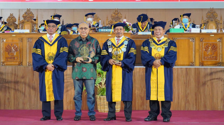 Unnes Beri Penghargaan untuk Nadiem Makarim dan Ebiet G. Ade