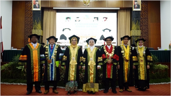 Unand Kukuhkan Dua Guru Besar Bidang Ilmu Farmasetika