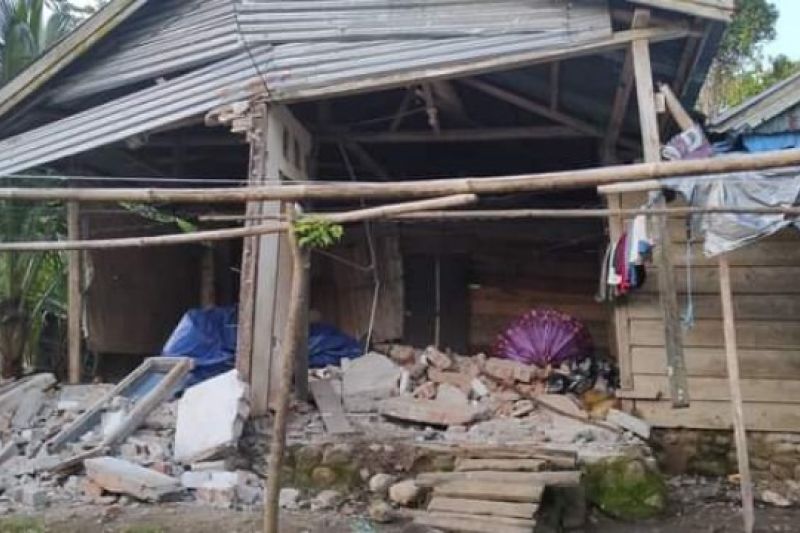 Kondisi rumah warga yang rusak akibat gempa di Lingkungan Salunanka, Kelurahan Rangas, Kecamatan Simboro Kepulauan, Kabupaten Mamuju, Provinsi Sulawesi Barat, Kamis (9/6/2022). (ANTARA Foto/M Faisal Hanapi)
