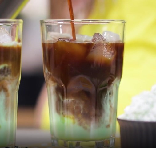 Sontek cara buat kopi klepon. Kopi kekinian dengan rasa pandan dan air kelapa. (Foto: Dok. Endeus TV)