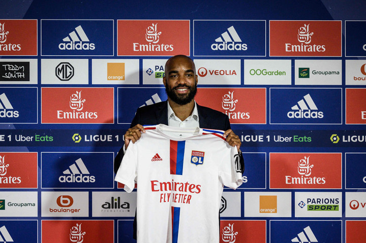 Lacazette Kembali ke Lyon dengan Status Bebas Transfer