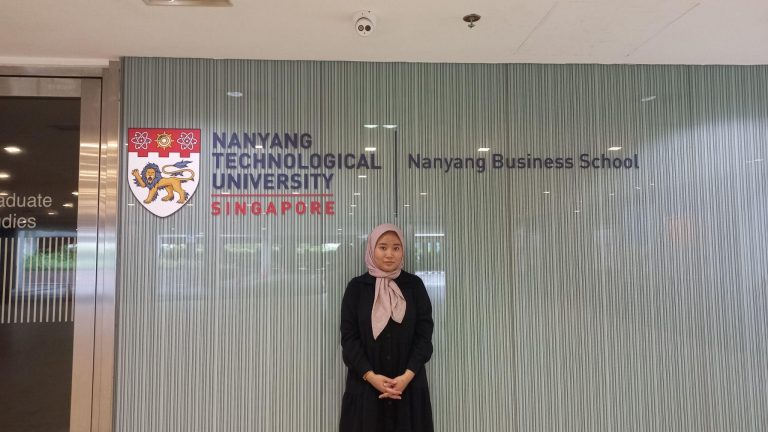 Mahasiswa Unair Nadiatul Qalbi Amalia Rizqi kuliah di NTU berkat program IISMA. DOK Unair