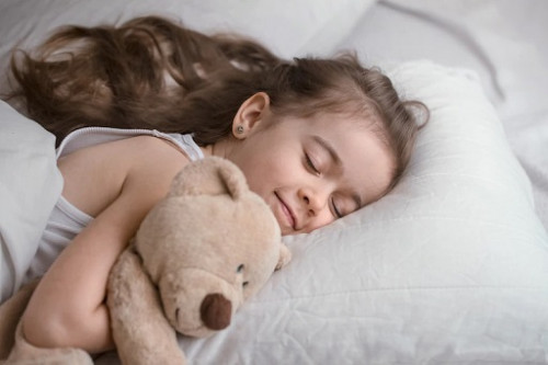 Anak yang sudah terbiasa tidur sendiri akan terlihat lebih percaya diri. (Foto: Ilustrasi. Dok. Freepik.com)