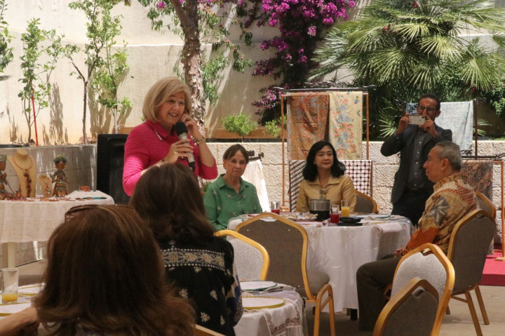 Jordan Minister Opens World of Batik Workshop