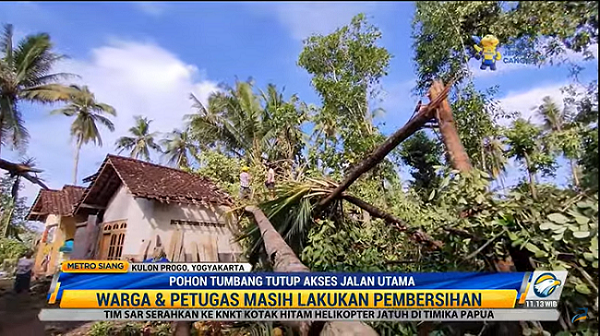 Pohon Tumbang Rusak Rumah Warga dan Tutup Akses Jalan