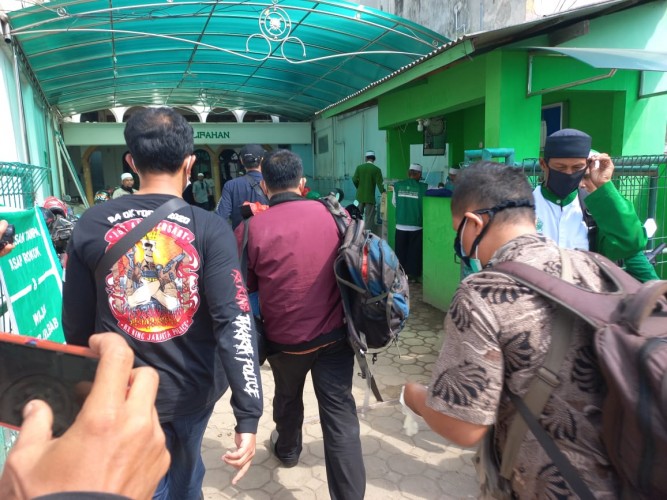 Bentrok Terjadi saat Polisi Geledah Markas Khilafatul Muslimin Lampung