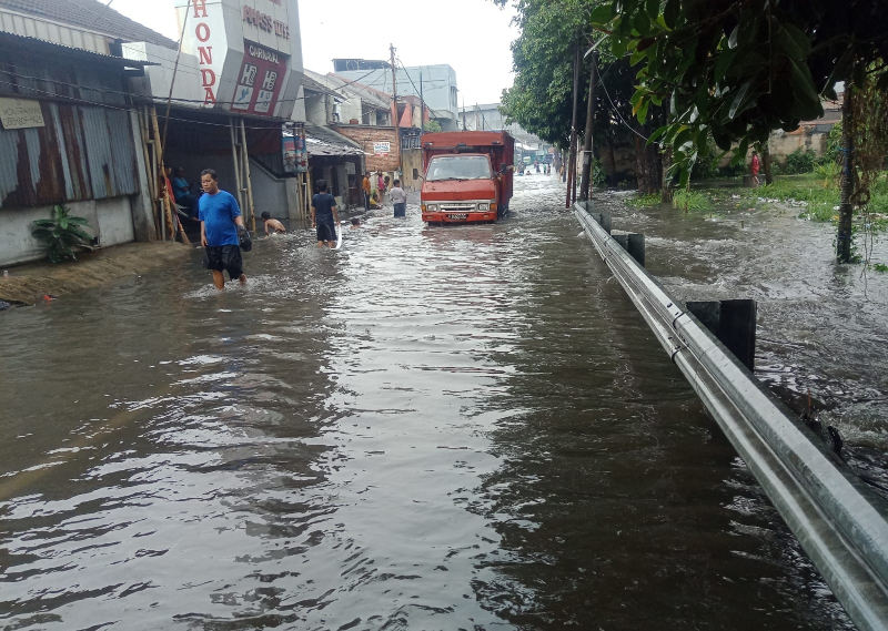  Banjir melanda di Perumnas, Cibodas, Kota Tangerang, Sabtu, 11 Juni 2022. Medcom.id/ Hendrik Simorangkir