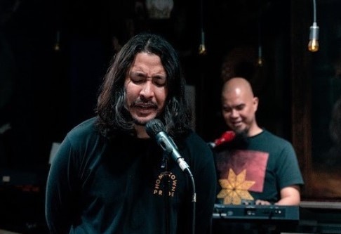 Ello Ungkap Tantangan di Awal Jadi Vokalis Dewa 19