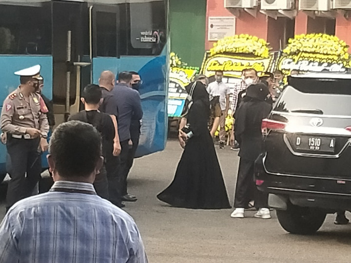 Ataliya Praratya Sambut Kedatangan Jenazah Eril di Bandara Soetta