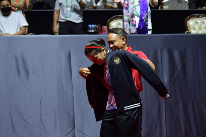 Kenang-kenangan dari Menpora Saat Greysia Polii Gantungkan Raket