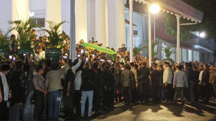 Jenazah Emmeril Kahn Mumtadz Disambut Lantunan Selawat