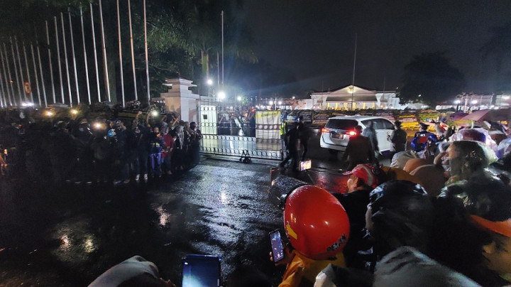 Meski Diguyur Hujan, Warga Tetap Bertahan Sambut Jenazah Eril