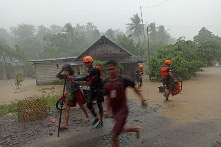 Tim SAR Evakuasi Korban Banjir Mamuju yang Tertahan di Atas Pohon Hingga 5 jam