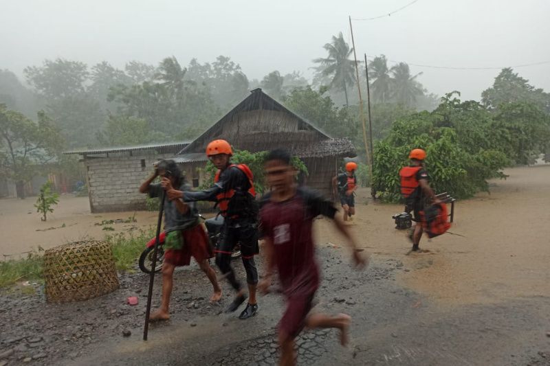 Tim SAR gabungan saat mengevakuasi warga terjebak banjir di Lingkungan Sese, Kelurahan Rangas, Kecamatan Simboro, Kabupaten Mamuju, Minggu (12/6/2022) (ANTARA/HO-Basarnas Mamuju)
