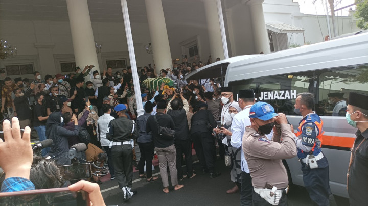 Ribuan Warga Lepas Kepergian Jenazah Eril Menuju Pemakaman