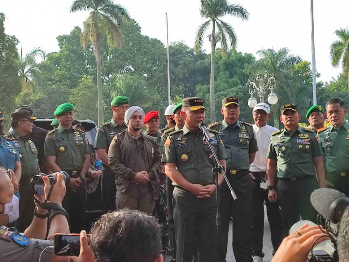 KSAD Jenderal Dudung Abdurachman Bertakziah ke Gedung Pakuan