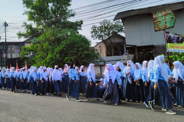 Ratusan Siswa Memadati Sisi Jalan Rute Iring-iringan Jenazah Eril