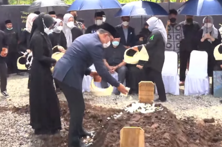 Suasana Haru Selimuti Pemakaman Eril di Cimaung