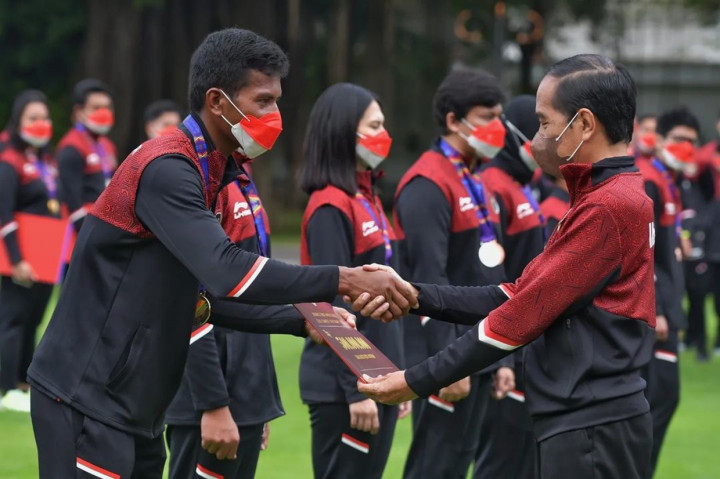 Momen Jokowi Serahkan Bonus Rp 130,5 M ke Atlet Peraih Medali SEA Games
