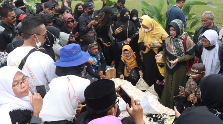 Warga Berduyun-duyun Ziarah ke Makam Eril Hingga Ricuh Konser Musik Lippo Plaza