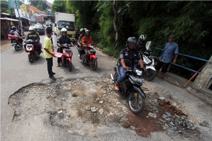 Teknik Mengendarai Sepeda Motor Melewati Jalanan Rusak
