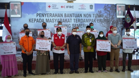 PMI, Pos Indonesia, dan IFRC Serahkan Bantuan Non Tunai untuk Korban Guguran Awan Panas Semeru