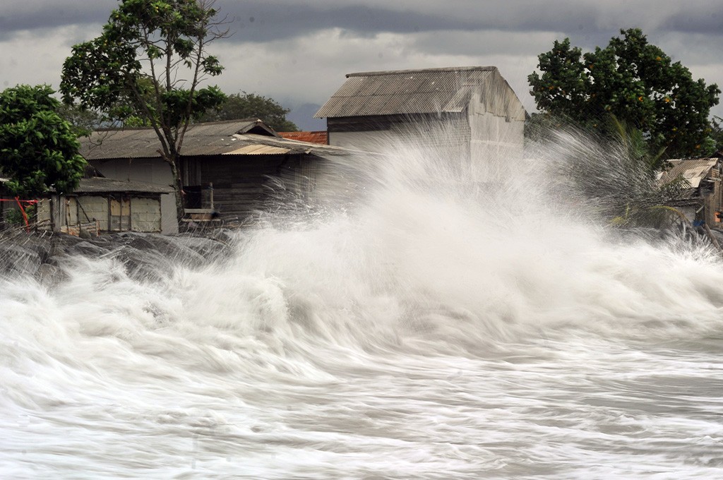 Gelombang tinggi menghempas ke batu pemecah ombak akibat naiknya permukaan air laut selama fenomena supermoon -- ANT/Iggoy el Fitra (Benny Bastiandi)