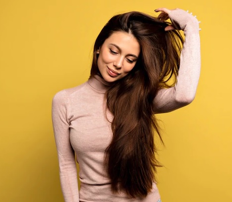 Bahan Paling Populer dalam Perawatan Rambut, Ini Cara Pakai Minyak Kelapa yang Tepat